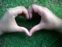 Hermosas manos, unidas haciendo un corazon