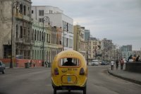 Cocotaxi en el malecón de La Habana