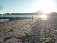 la niña y la playa