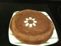 bizcocho con un dibujo de una flor