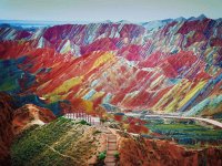 Montanhas multicoloridas